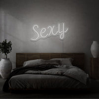 Neon letters met tekst "Sexy" in kleur wit