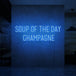 Neon letters met tekst "Soup of the day: champagne" in kleur blauw