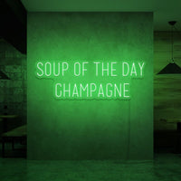 Neon letters met tekst "Soup of the day: champagne" in kleur groen