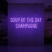 Neon letters met tekst "Soup of the day: champagne" in kleur paars