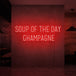 Neon letters met tekst "Soup of the day: champagne" in kleur rood