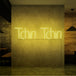 Neon letters in tekst "Tchin tchin" in kleur geel