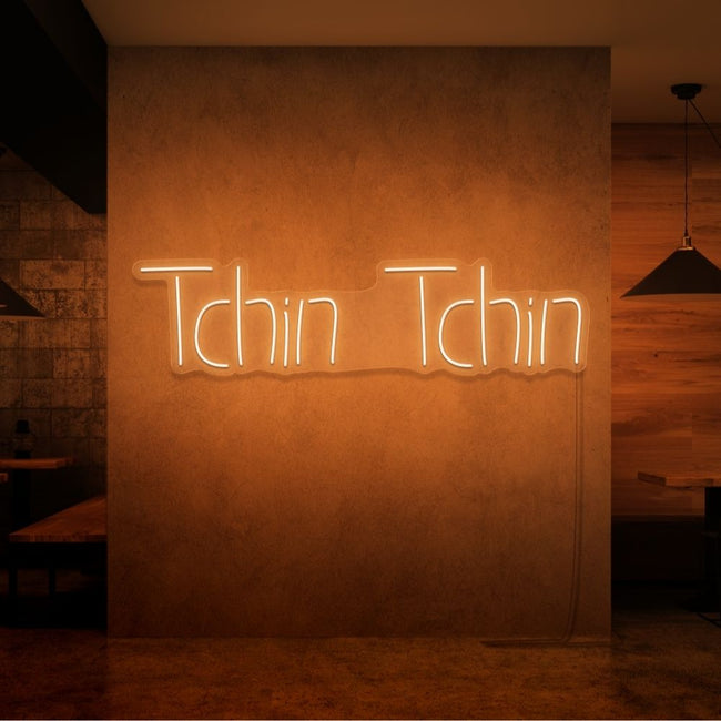 Neon letters in tekst "Tchin tchin" in kleur oranje
