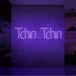 Neon letters in tekst "Tchin tchin" in kleur paars