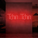 Neon letters in tekst "Tchin tchin" in kleur rood