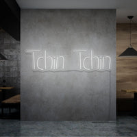 Neon letters in tekst "Tchin tchin" in kleur wit