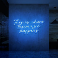 Neon letters met tekst "This is where the magic happens" in kleur blauw