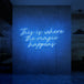 Neon letters met tekst "This is where the magic happens" in kleur blauw