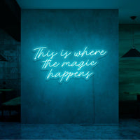 Neon letters met tekst "This is where the magic happens" in kleur cyaan