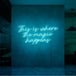 Neon letters met tekst "This is where the magic happens" in kleur cyaan