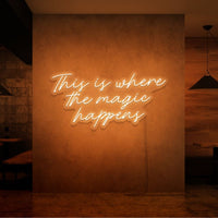 Neon letters met tekst "This is where the magic happens" in kleur oranje