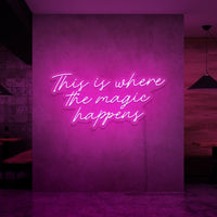Neon letters met tekst "This is where the magic happens" in kleur roze