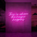 Neon letters met tekst "This is where the magic happens" in kleur roze