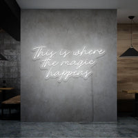 Neon letters met tekst "This is where the magic happens" in kleur wit