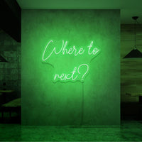 Neon letters met tekst "Where to next?" in kleur groen