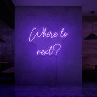 Neon letters met tekst "Where to next?" in kleur paars