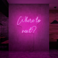 Neon letters met tekst "Where to next?" in kleur roze