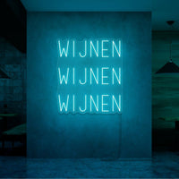Neon letters in tekst "Wijnen wijnen wijnen" in kleur cyaan