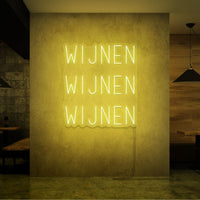 Neon letters in tekst "Wijnen wijnen wijnen" in kleur geel