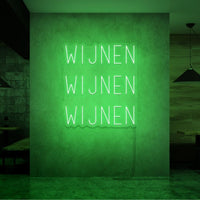 Neon letters in tekst "Wijnen wijnen wijnen" in kleur groen