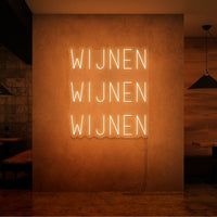 Neon letters in tekst "Wijnen wijnen wijnen" in kleur oranje