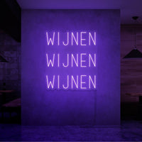 Neon letters in tekst "Wijnen wijnen wijnen" in kleur paars