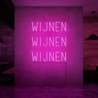 Neon letters in tekst "Wijnen wijnen wijnen" in kleur roze