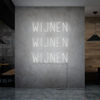 Neon letters in tekst "Wijnen wijnen wijnen" in kleur wit