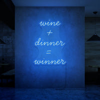 Neon letters in tekst "Wine + dinner = Winner" in kleur blauw