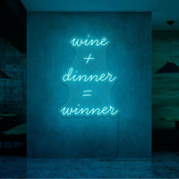Neon letters in tekst "Wine + dinner = Winner" in kleur cyaan