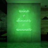 Neon letters in tekst "Wine + dinner = Winner" in kleur groen