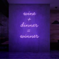 Neon letters in tekst "Wine + dinner = Winner" in kleur paars