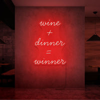 Neon letters in tekst "Wine + dinner = Winner" in kleur rood