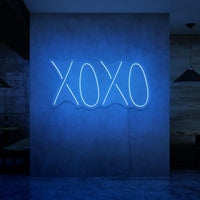 Neon letters met tekst "X O X O" in Kleur blauw