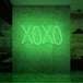 Neon letters met tekst "X O X O" in Kleur groen