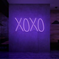 Neon letters met tekst "X O X O" in Kleur paars