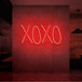 Neon letters met tekst "X O X O" in Kleur rood