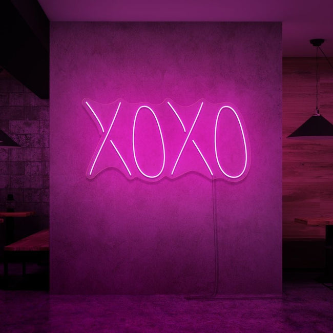 Neon letters met tekst "X O X O" in Kleur roze