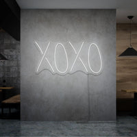 Neon letters met tekst "X O X O" in Kleur wit