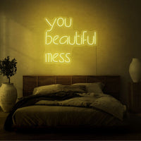 Neon letters in tekst "You beautiful mess" in kleur geel