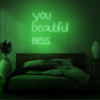 Neon letters in tekst "You beautiful mess" in kleur groen