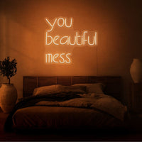 Neon letters in tekst "You beautiful mess" in kleur oranje
