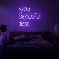 Neon letters in tekst "You beautiful mess" in kleur paars