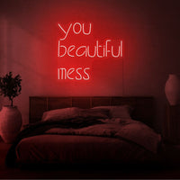 Neon letters in tekst "You beautiful mess" in kleur rood
