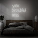 Neon letters in tekst "You beautiful mess" in kleur wit